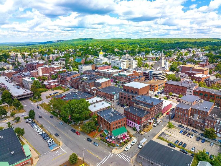 10 Famous Singers from New Hampshire