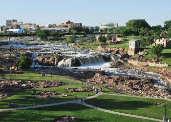 10 Famous Singers from South Dakota