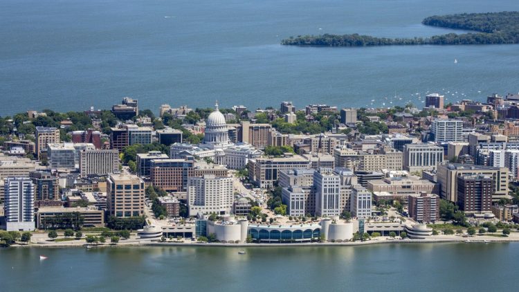 10 Famous Singers from Wisconsin