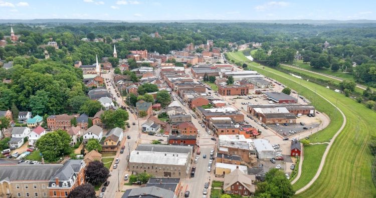 10 Famous Singers from Illinois