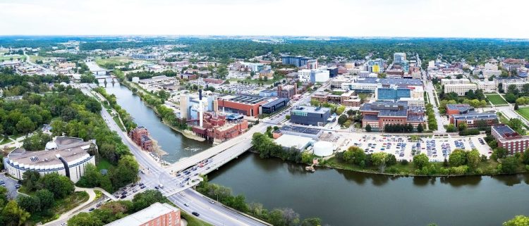 10 Famous Singers from Iowa