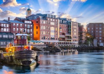 10 Famous Singers from New Hampshire