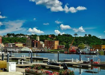 10 Famous Singers from Iowa