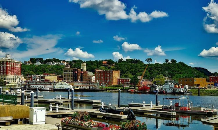 10 Famous Singers from Iowa