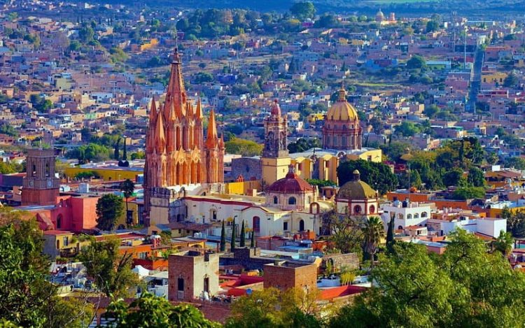 10 Famous Singers from Mexico