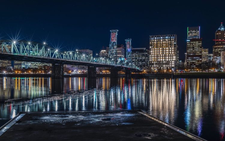 10 Famous Singers from Oregon