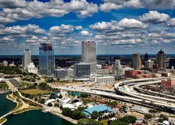 10 Famous Singers from Wisconsin