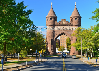 10 Famous Singers from Connecticut