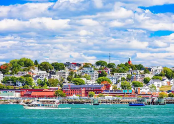 10 Famous Singers from Maine