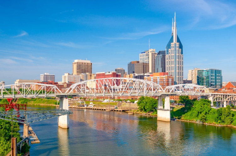 10 Famous Singers from Tennessee