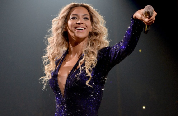 15 Best Female Singers of All Time