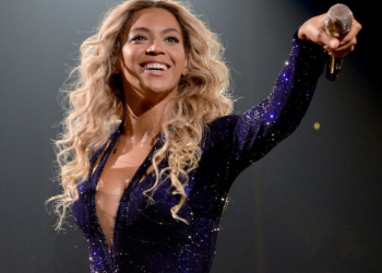 15 Best Female Singers of All Time