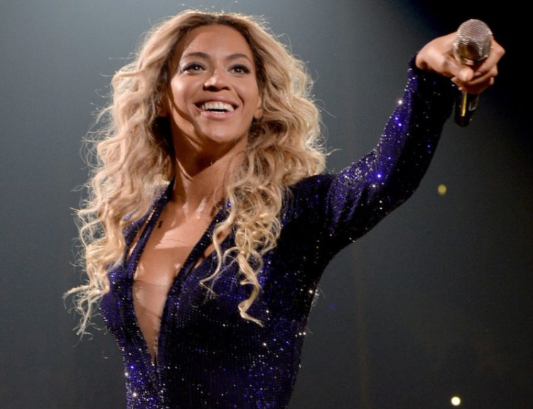15 Best Female Singers of All Time