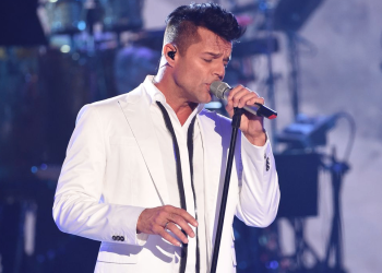 15 Best Male Singers of All Time