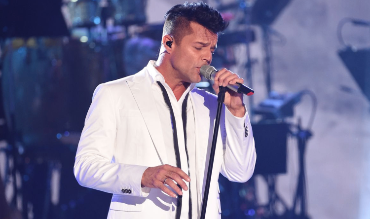 15 Best Male Singers of All Time