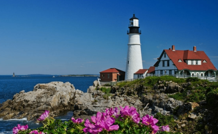 10 Famous Singers from Maine