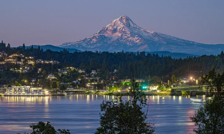 10 Famous Singers from Oregon
