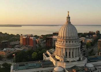 10 Famous Singers from Wisconsin