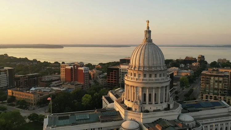 10 Famous Singers from Wisconsin